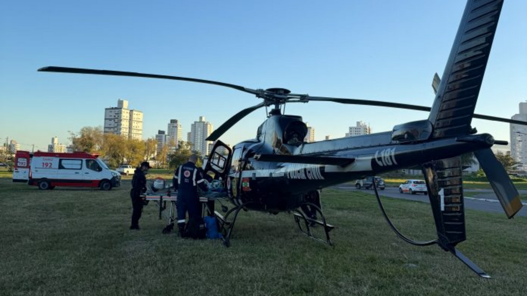 Idoso sofre queda de seis metros e é resgatado de helicóptero em Laguna