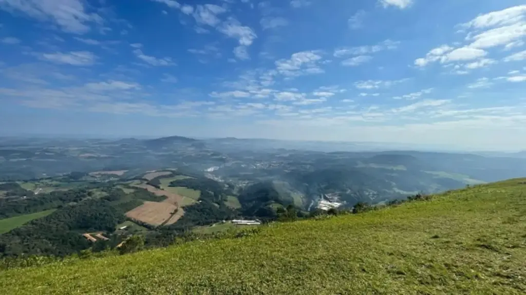 Fim de semana terá calor, vento forte e possíveis temporais em SC