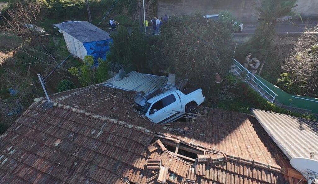 Caminhonete “voa” e cai sobre telhado de residência após motorista sofrer mal súbito em Joaçaba