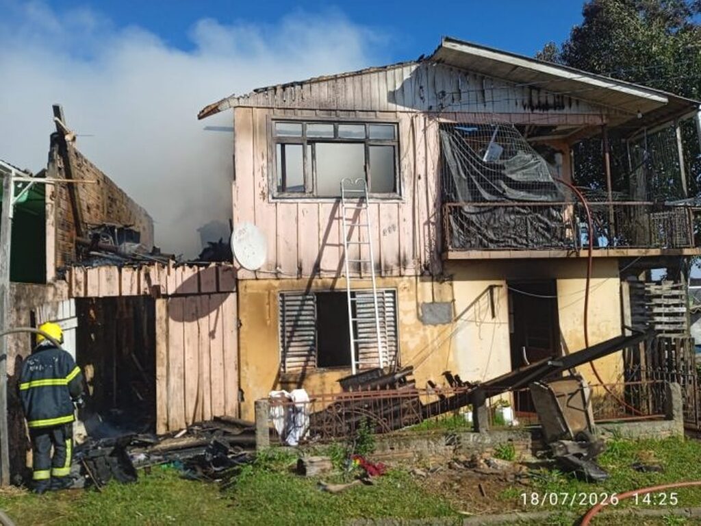 Incêndio destrói parte de residência e mobiliza bombeiros em Catanduvas