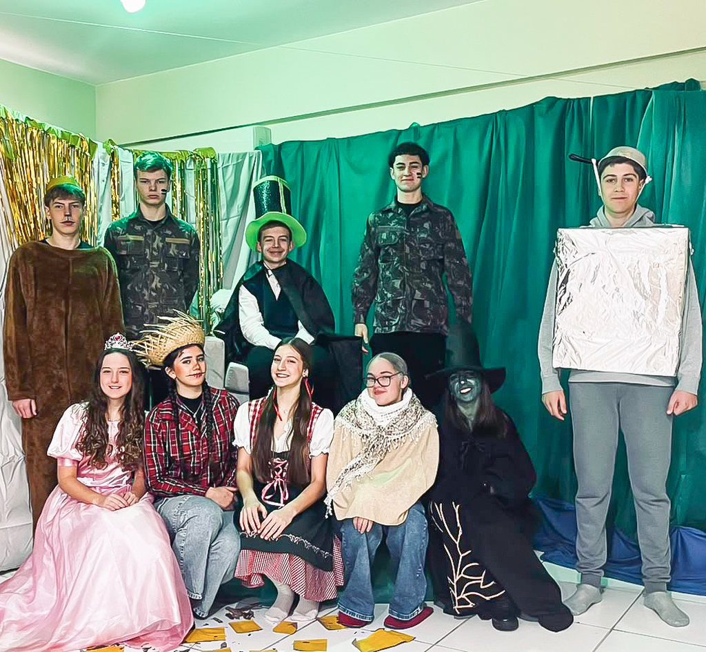 Escola São Vicente transforma literatura em teatro com a Viagem Literária