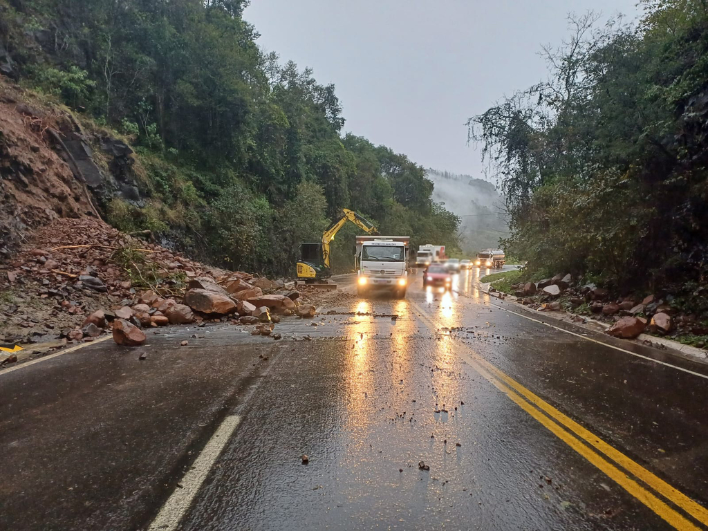 Trecho da BR-282 é parcialmente interditado após queda de barreira