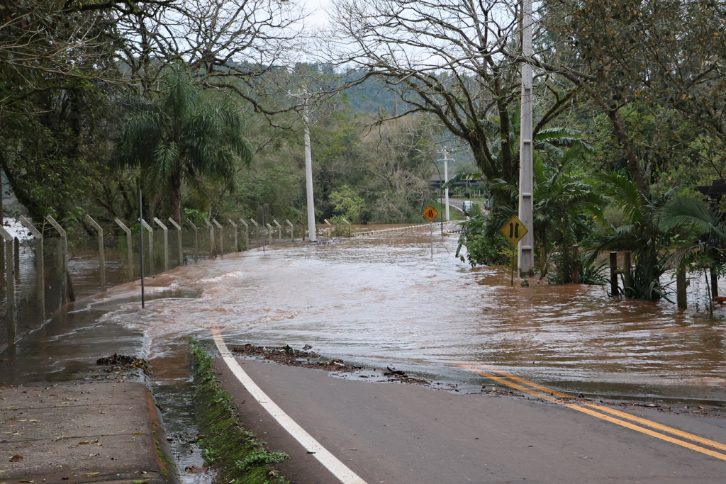 Rio Uruguai ultrapassa 10 metros e pontes ficam submersas