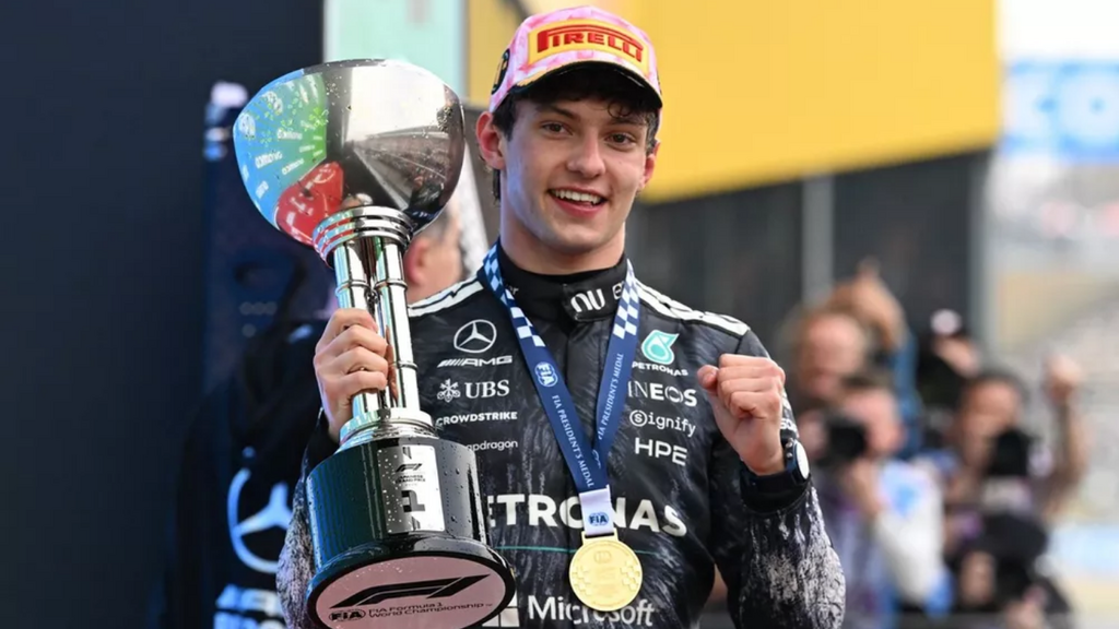 Chefe da Mercedes reage ao interesse da Ferrari por Antonelli: 