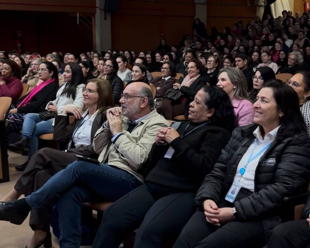 FORMAÇÃO CONTINUADA MOBILIZA PROFISSIONAIS DA EDUCAÇÃO EM TORRES