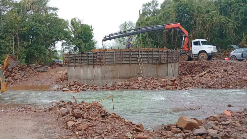 PREFEITURA DE PRAIA GRANDE AVANÇA NA CONSTRUÇÃO DA PONTE DO CORUJÃO COM CONCRETAGEM DAS CABECEIRAS