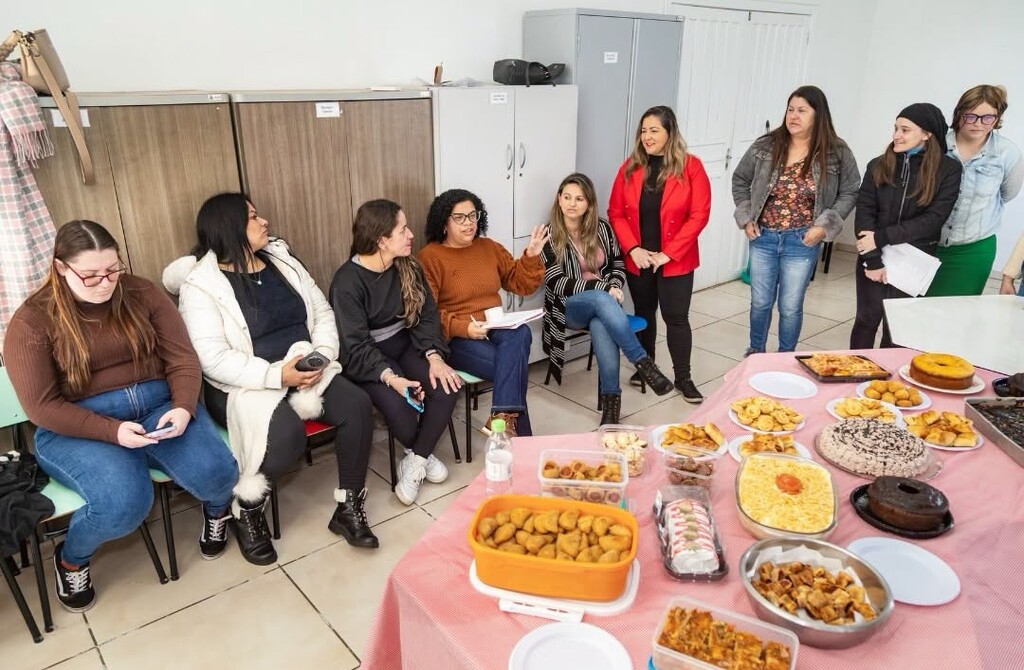CRAS DE PASSO DE TORRES ENCERRA COM CONFRATERNIZAÇÃO MAIS UMA TURMA DA OFICINA DE CABELEIREIRO