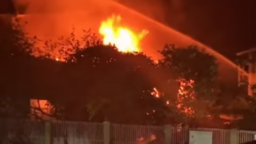 Incêndio destrói dois veículos e atinge garagem de residência em Imbituba
