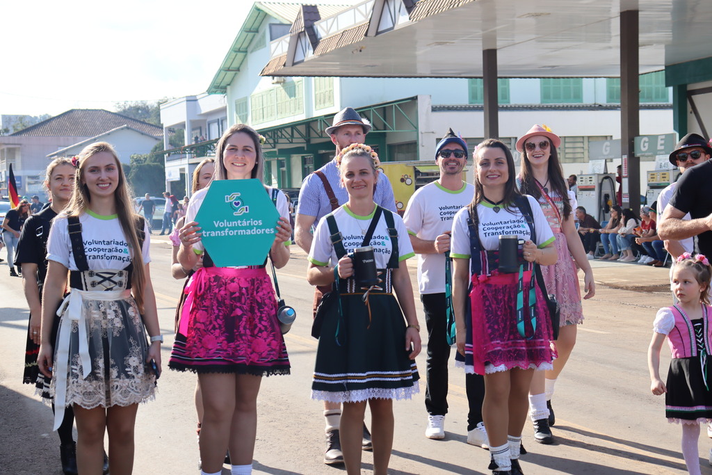 Sicoob Creditapiranga leva cooperativismo e projetos sociais ao desfile da Semana Alemã em São João do Oeste