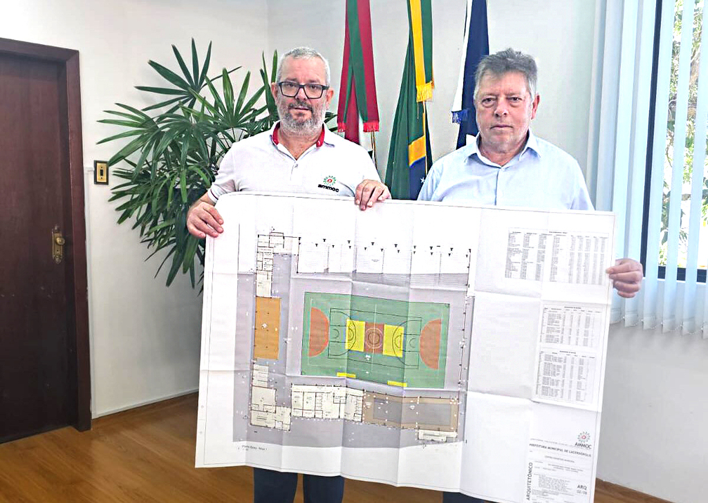 AMMOC ENTREGA AO PREFEITO HILÁRIO O PROJETO PARA CONSTRUÇÃO DE CENTRO ESPORTIVO