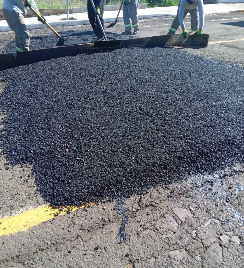 Secretaria realiza operação tapa-buracos e implanta novo quebra-molas