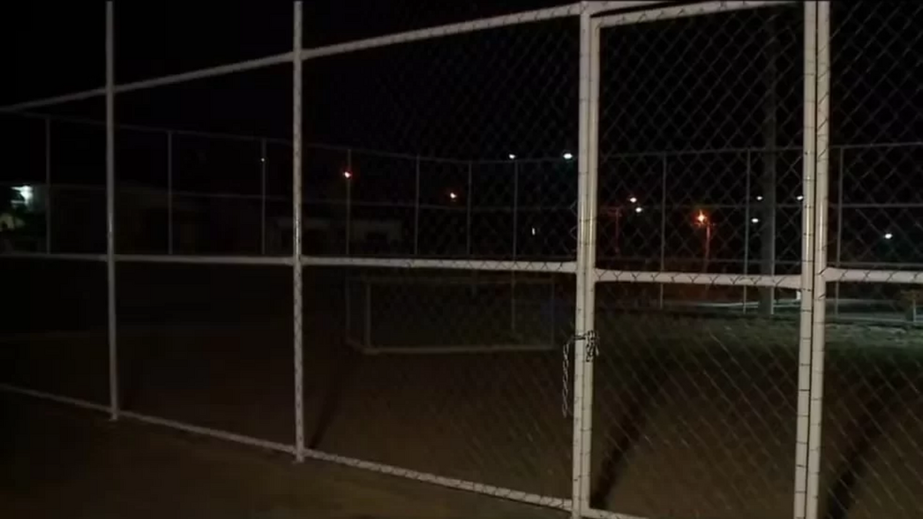 Criança morre em acidente com trave em praça que estava interditada em SC