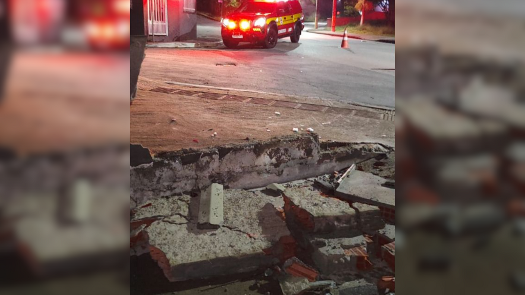 Motociclista sofre múltiplas fraturas após colisão destruir muro em Gaspar