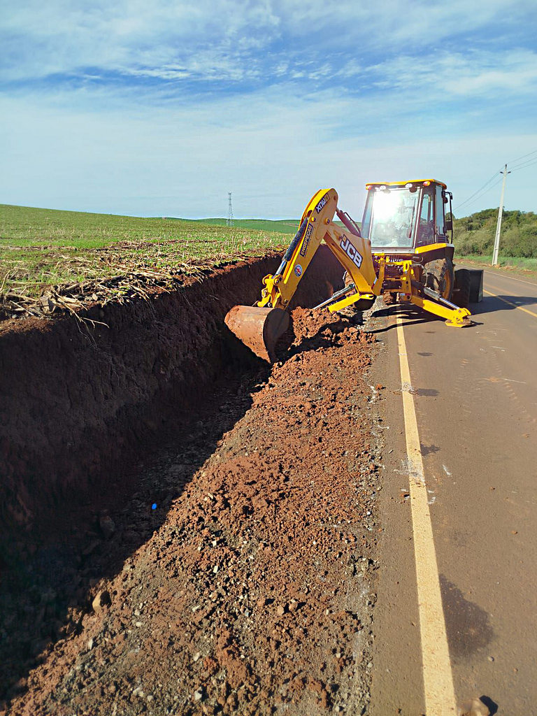Secretaria de Obras realiza limpeza de canaletas após período de chuvas em Campos Novos