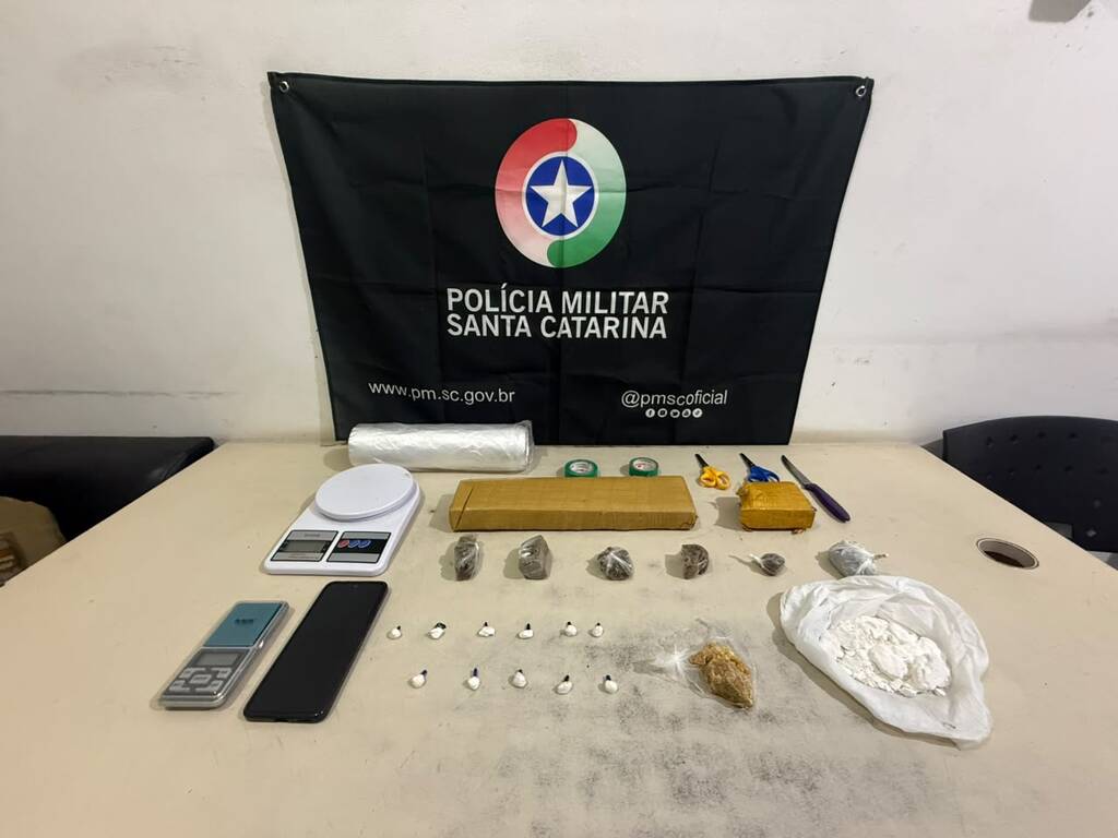 POLICIA MILITAR APREENDE DROGAS E MATÉRIAS UTILIZADOS PARA O TRÁFICO DE ENTORPECENTES EM PASSO DE TORRES