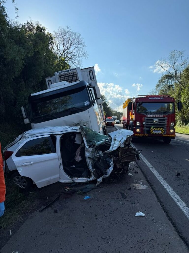 Colisão frontal deixa vítima presa nas ferragens na BR-282 em Joaçaba