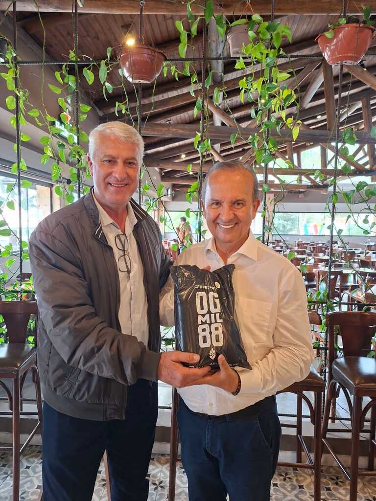 Cerveja de Otacílio Costa é apresentada ao governador de Santa Catarina, Jorginho Mello.