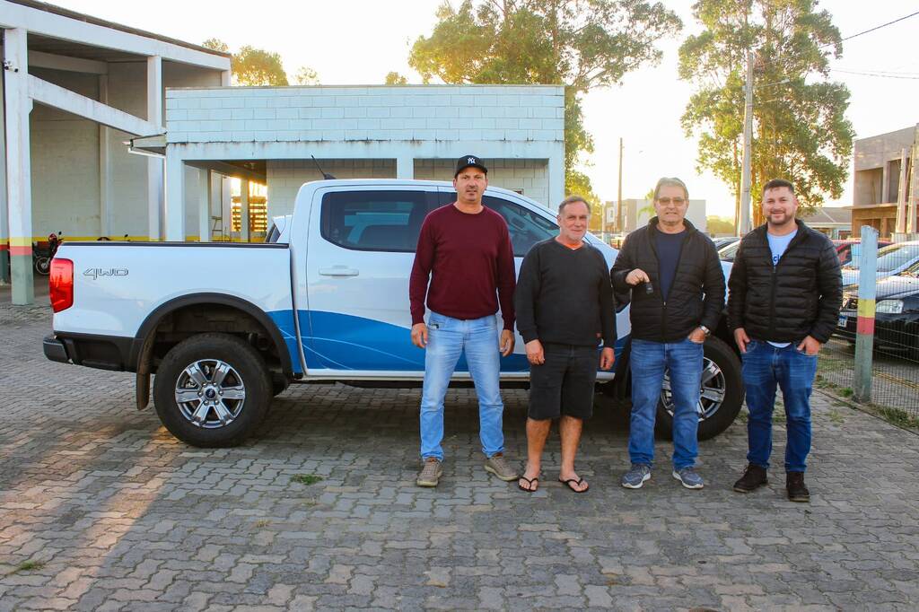 PASSO DE TORRES FORTALECE ESTRUTURA DA SECRETARIA DE PESCA COM ENTREGA DE NOVA CAMINHONETE 4X4