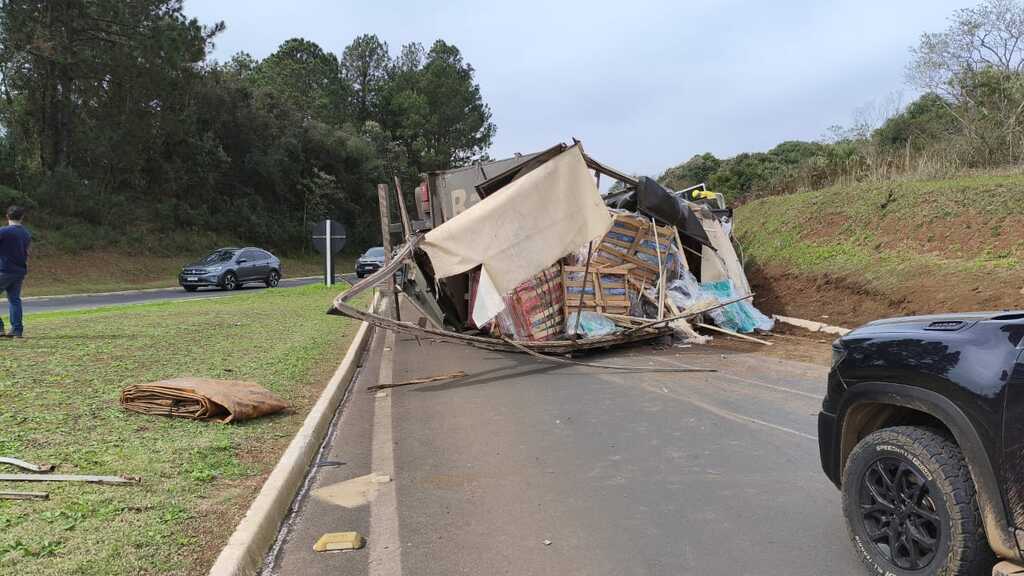 Carreta tomba na BR-282 e deixa motorista ferido em Vargeão