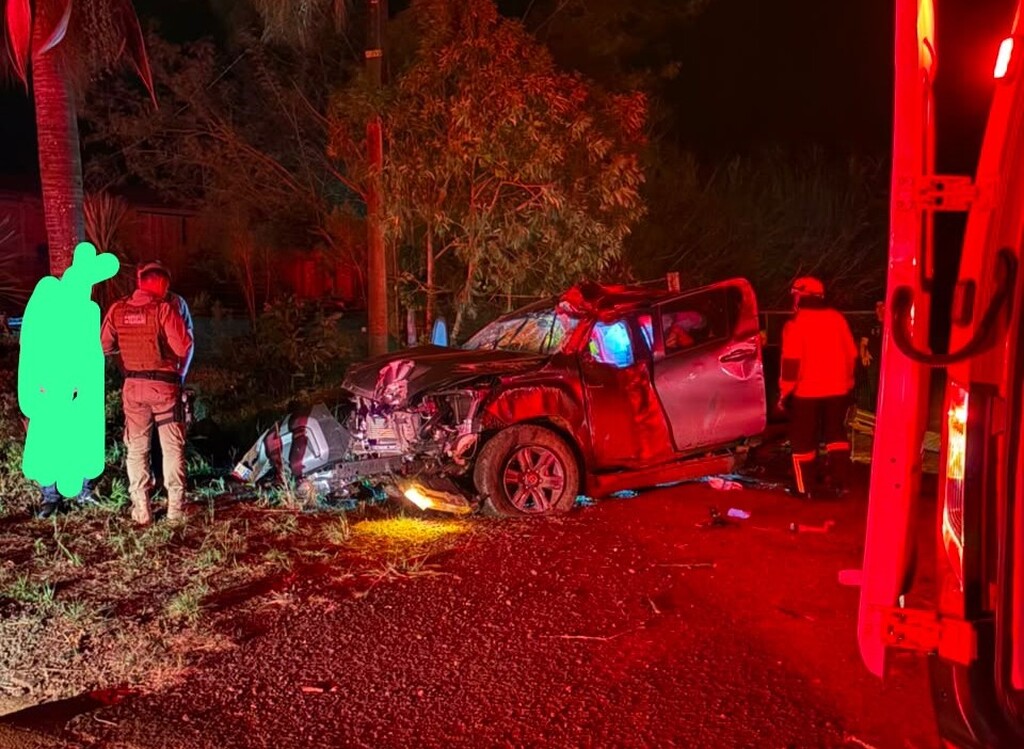 Motorista morre em saída de pista seguida de capotamento de caminhonete no Oeste