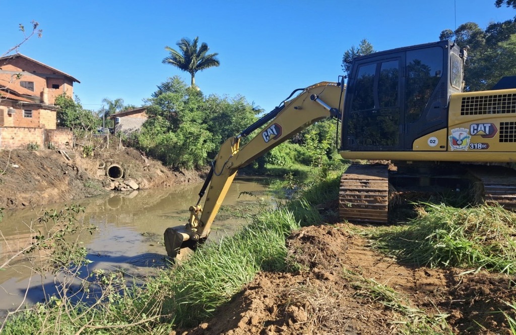Cocal do Sul mantém frentes de manutenção em ruas, drenagem e ponte