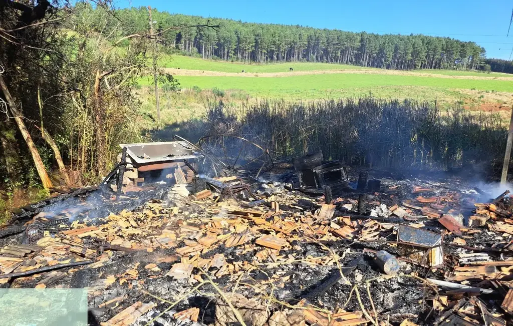 Casa é destruída por incêndio no interior de Campos Novos
