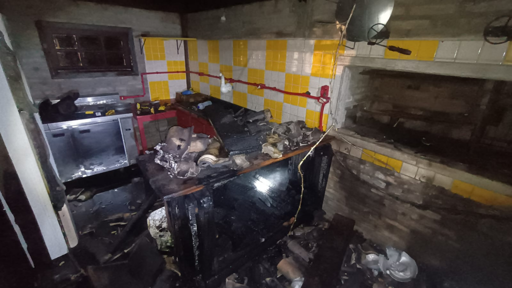 Incêndio de grandes proporções destrói parte de estabelecimento comercial em Imbituba
