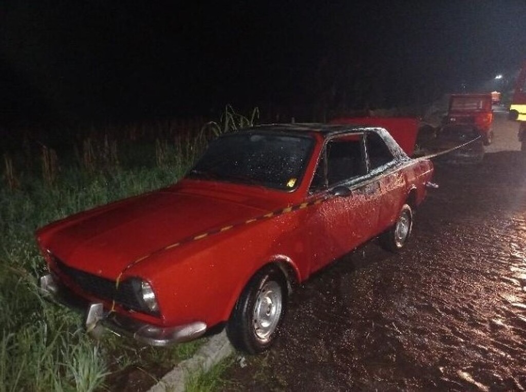Incêncio provoca danos parciais em veículo estacionado