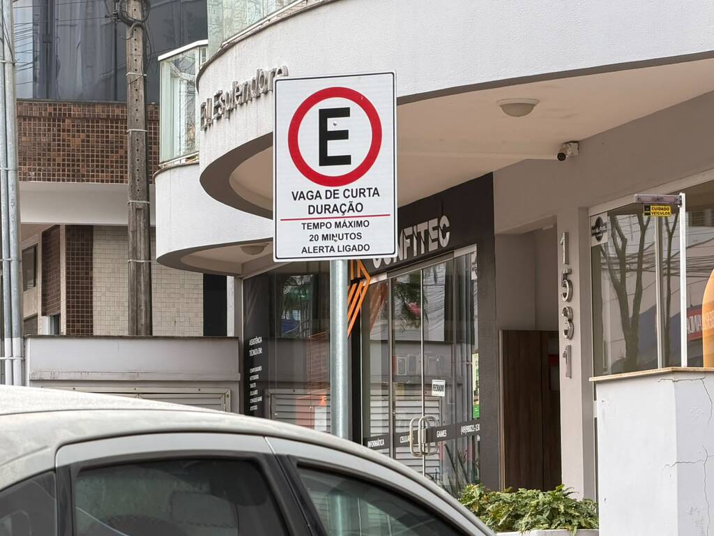 Pinhalzinho amplia estacionamento rápido e reforça organização do trânsito no Centro