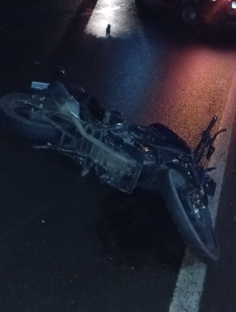 Moto atinge traseira de caminhão, mulher morre e motorista não para após acidente na BR-282