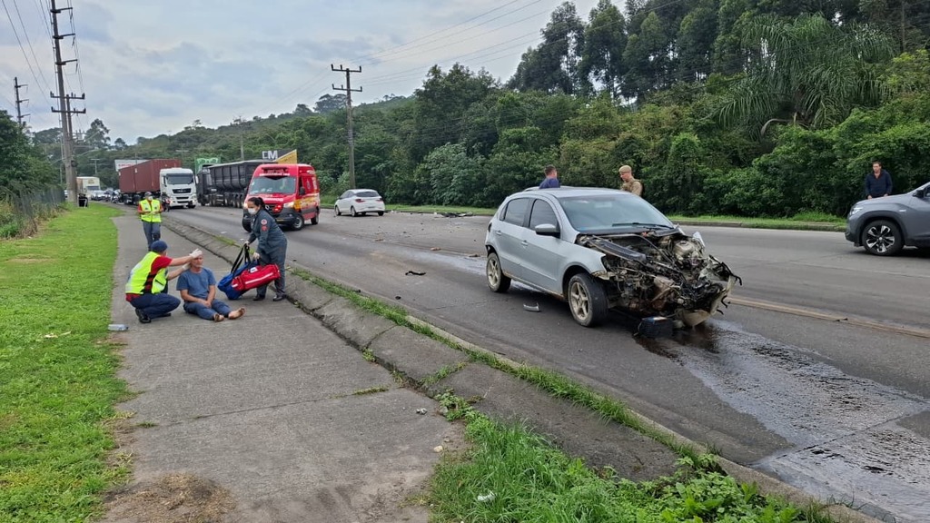 Motorista fica ferido após carro rodar na pista e atingir caminhão em Imbituba