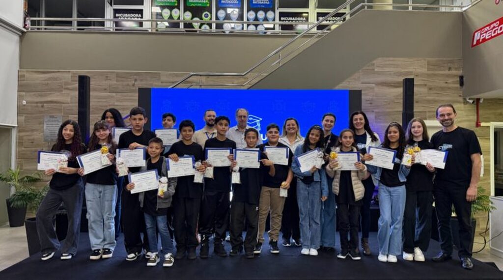 Alunos da Rede Municipal concluem 7ª turma do Cybermaker e apresentam projetos com foco em inovação e inteligência artificial