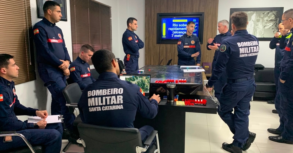 Primeiro simulado de mesa do CBMSC prepara gestores para enchentes em Rio do Sul