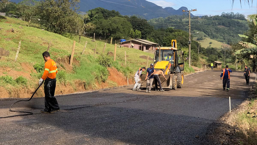 TRECHO DA PAVIMENTAÇÃO ATÉ ROÇA DA ESTÂNCIA DEVERÁ RECEBER CAMADA ASFÁLTICA NOS PRÓXIMOS DIAS EM MAMPITUBA