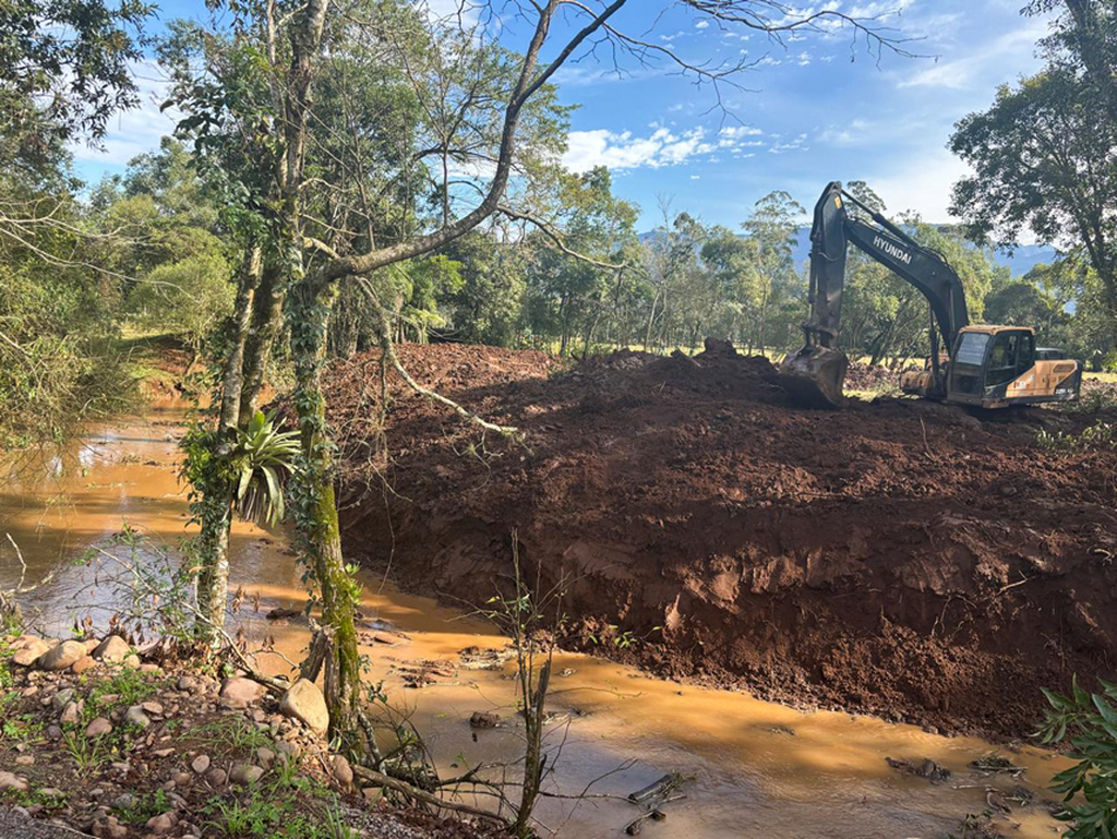 SECRETARIAS DE OBRAS E DE AGRICULTURA REALIZAM OBRAS DE DESASSOREAMENTO EM RIO DE DENTRO E ROÇA DA ESTÂNCIA, EM MAMPITUBA