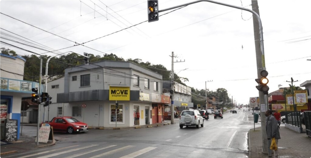 Detrans instala novo semáforo na rua Santa Catarina, na zona Sul de Joinville