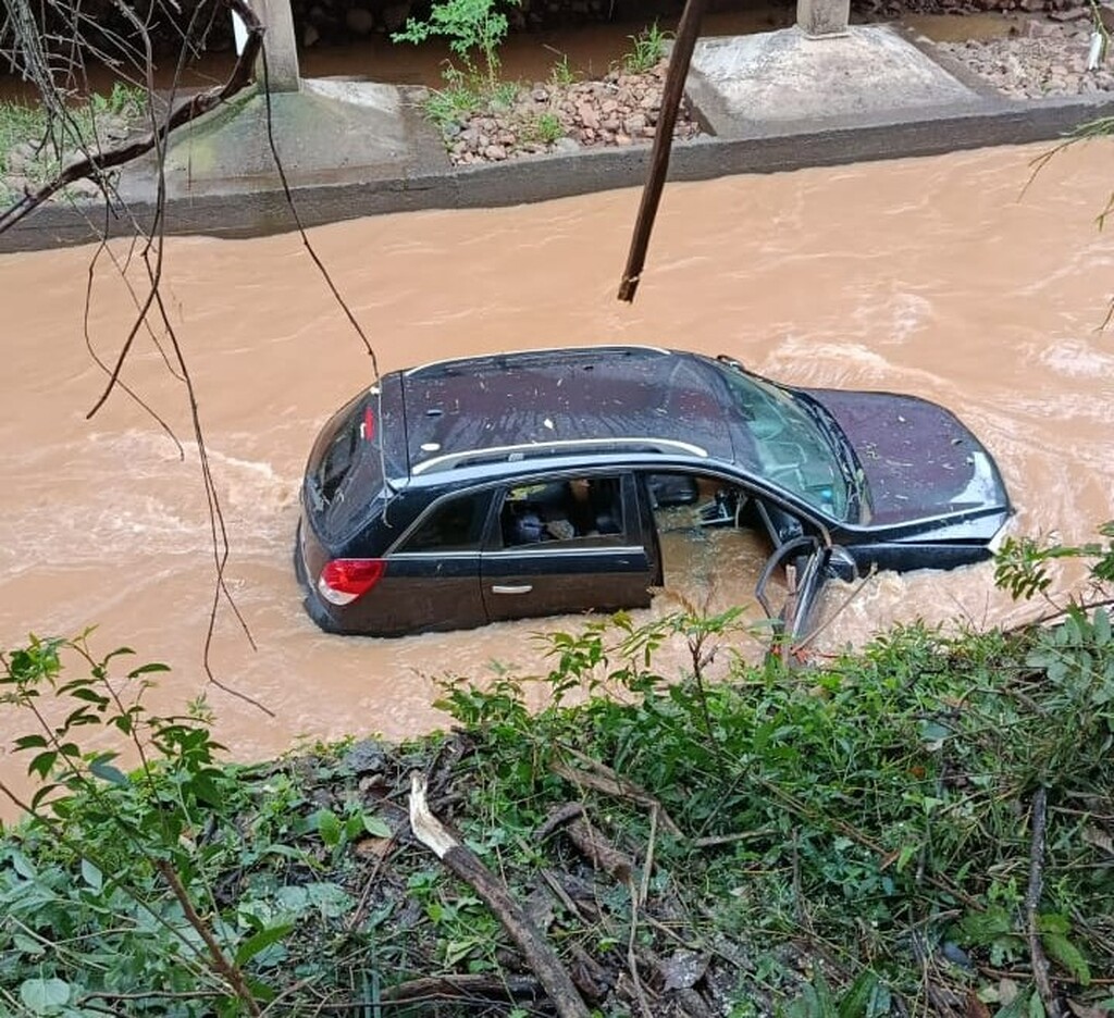 Homem sofre mal súbito ao volante e carro cai em rio em Joaçaba