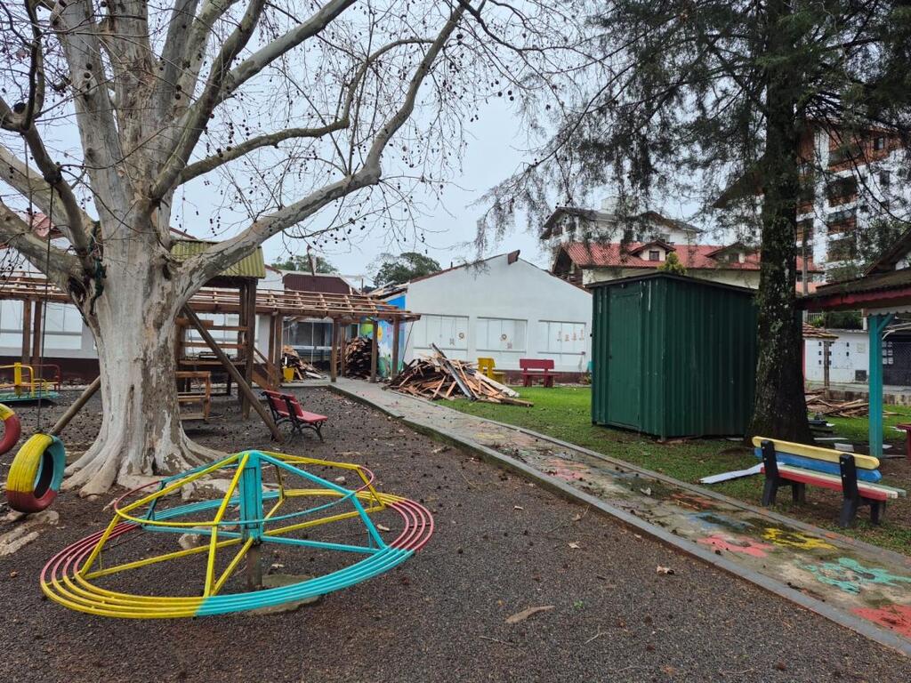 Obra de recuperação do telhado da Creche Irmã Cássia está em andamento em Treze Tílias