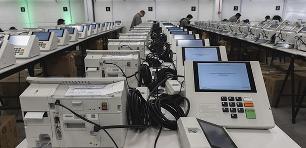 TRE-SC realiza distribuição de 18.860 urnas eletrônicas em SC para Eleições 2026
