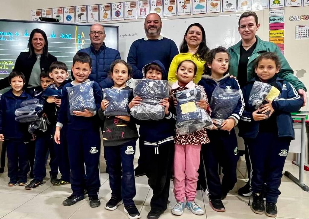 Mais de 300 alunos recebem novos uniformes escolares em Palmeira