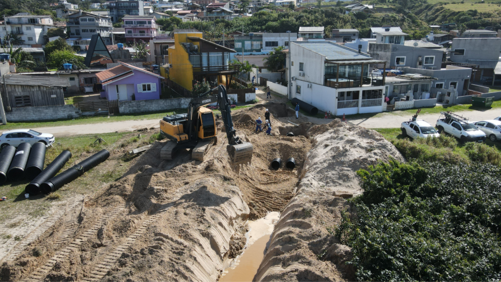 Chuva vira dor de cabeça e Imbituba inicia obra para combater alagamentos na Praia do Porto