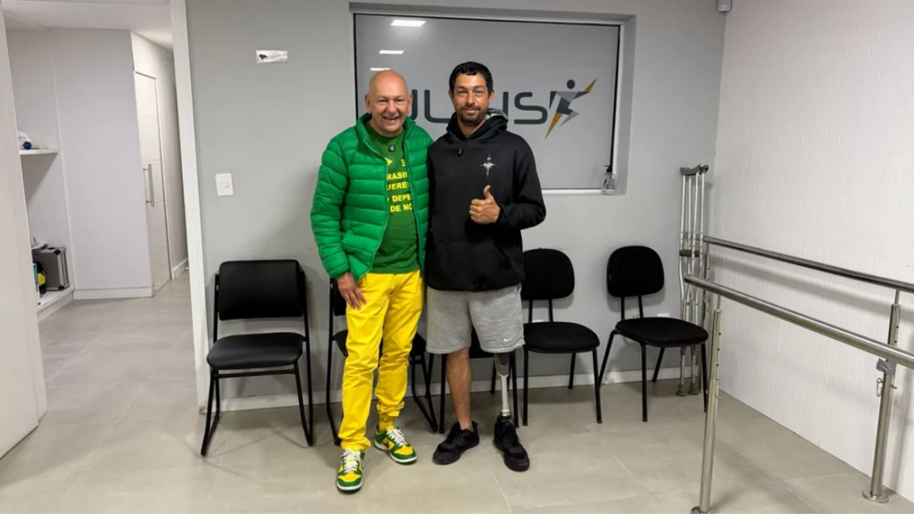 ‘Ele poderia ter parado’: pedreiro que trabalha sem uma perna ganha prótese após história viralizar em SC