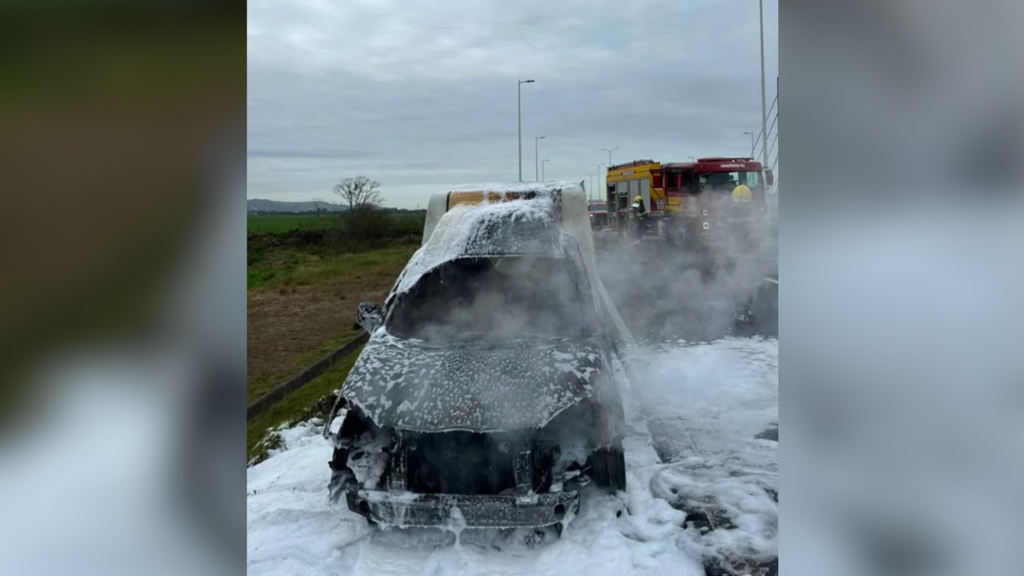 Veículo pega fogo após apresentar falha em rodovia de Tubarão