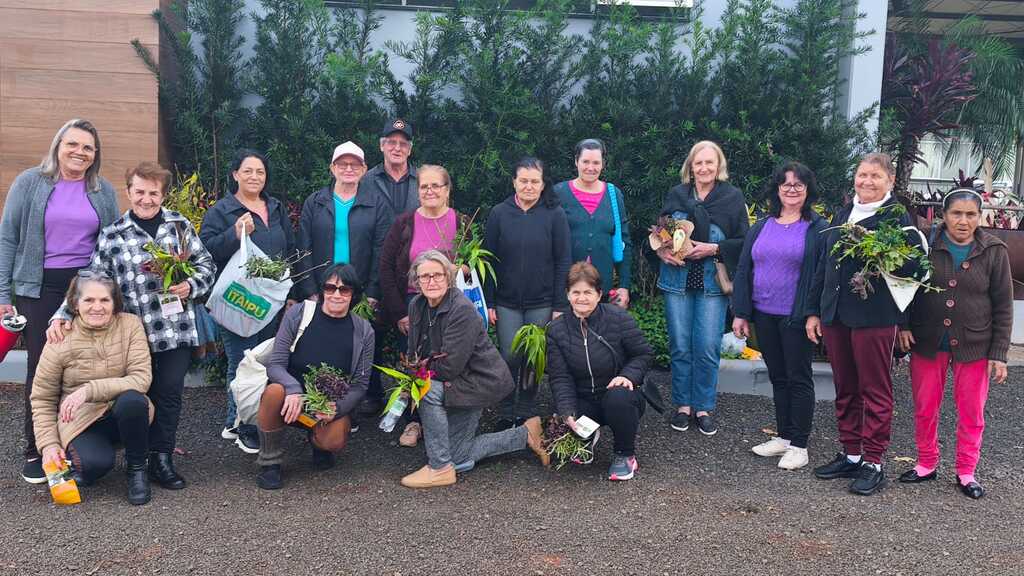 Oficina de Jardinagem promove aprendizado e convivência entre idosos em Pinhalzinho