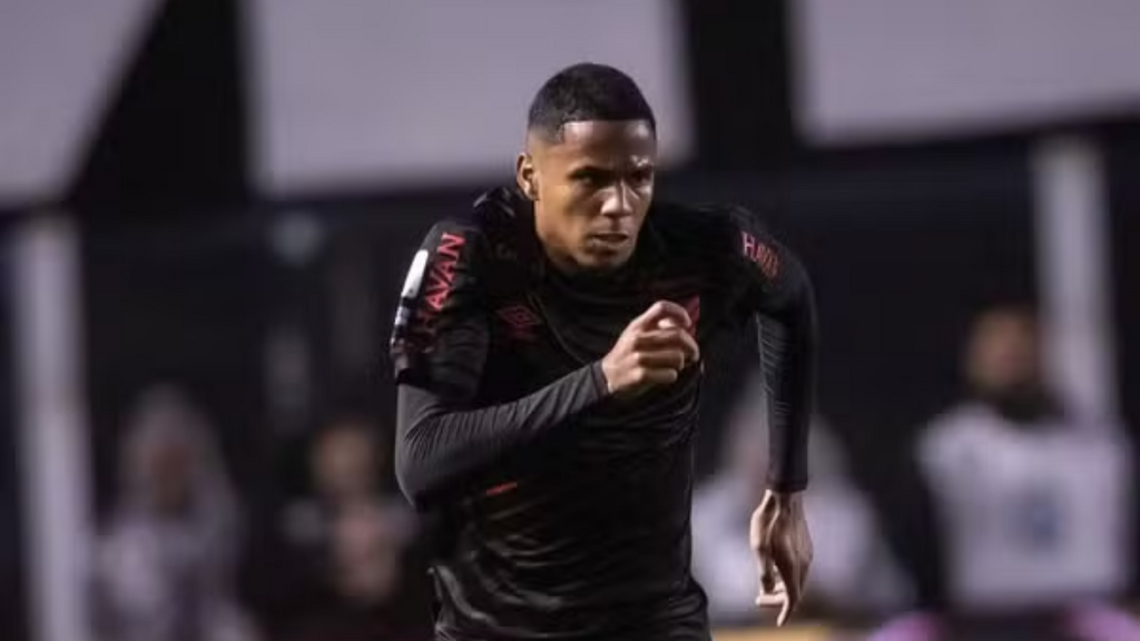 Zagueiro Dantas volta após suspensão por doping e estreia pelo Athletico