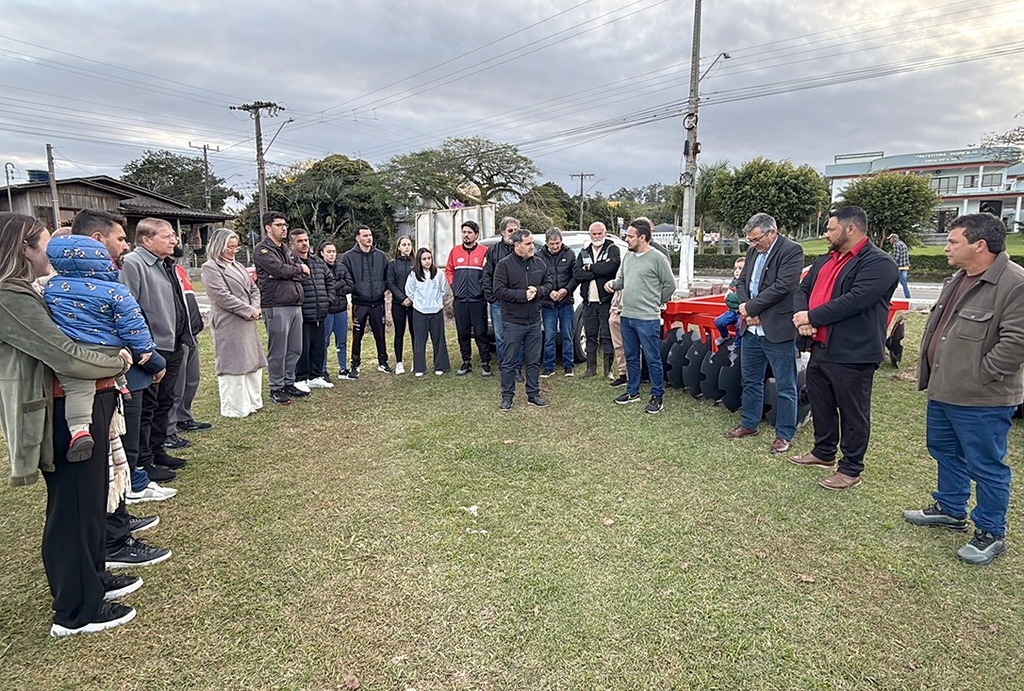 SANTA ROSA DO SUL ENTREGA VEÍCULO PARA O ESPORTE E IMPLEMENTOS PARA A AGRICULTURA