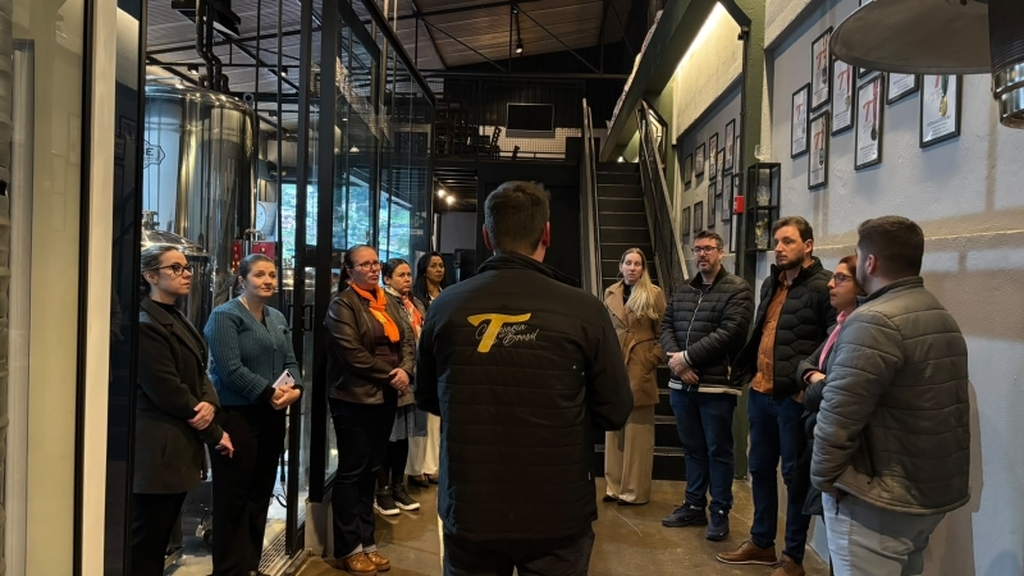 Núcleo Empresarial de Turismo da ACIOC promove visita técnica e conhece experiência cervejeira
