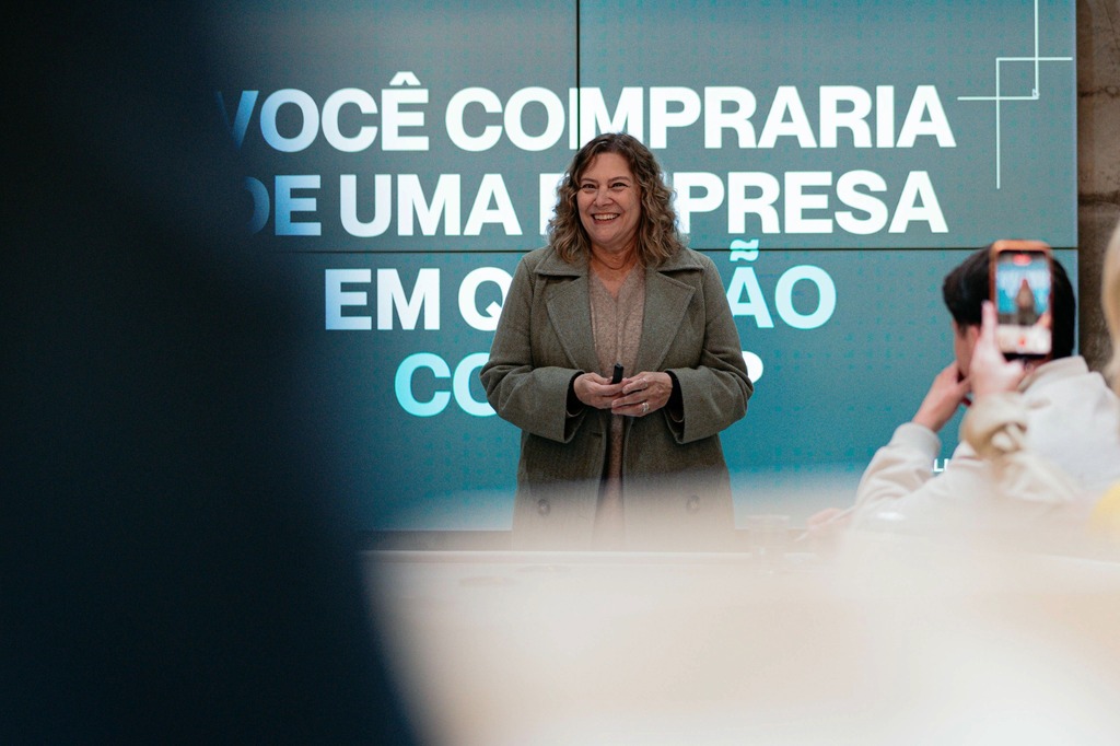 Presidente Déborah Almada reúne profissionais e estudantes de Jornalismo em Lages