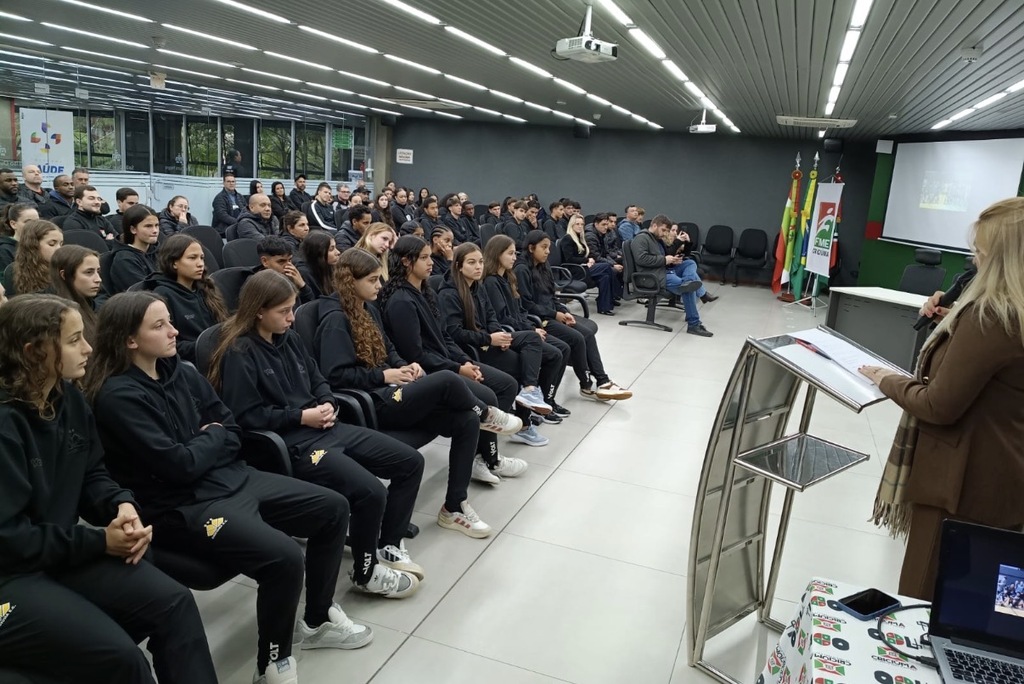 Delegação de Criciúma que disputou os Joguinhos Abertos é recebida pelo prefeito e vice no Paço Municipal