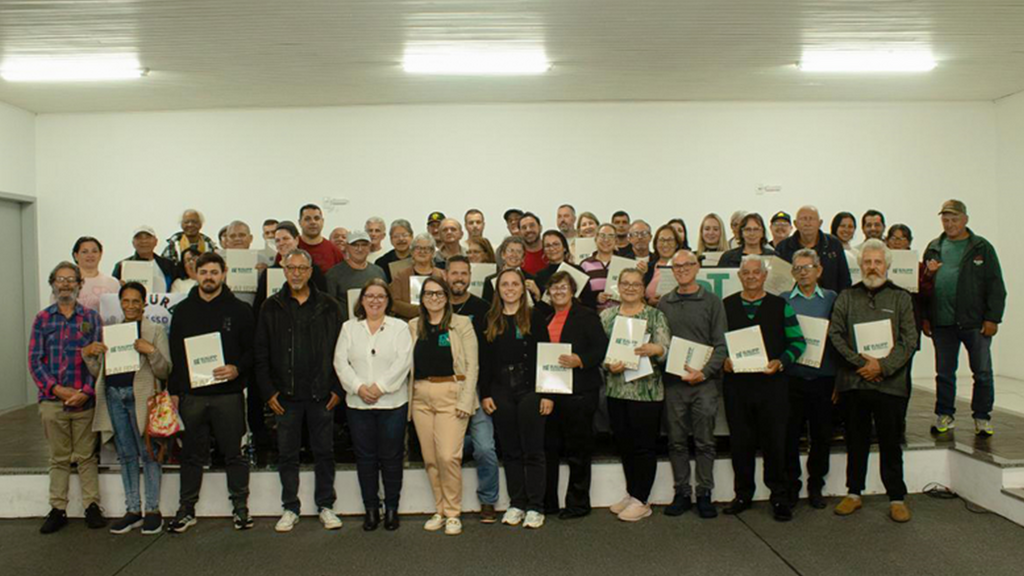 PREFEITURA DE PASSO DE TORRES E RAUPP TOPOGRAFIA ENTREGAM  73 MATRÍCULAS NO NÚCLEO RIBEIRO